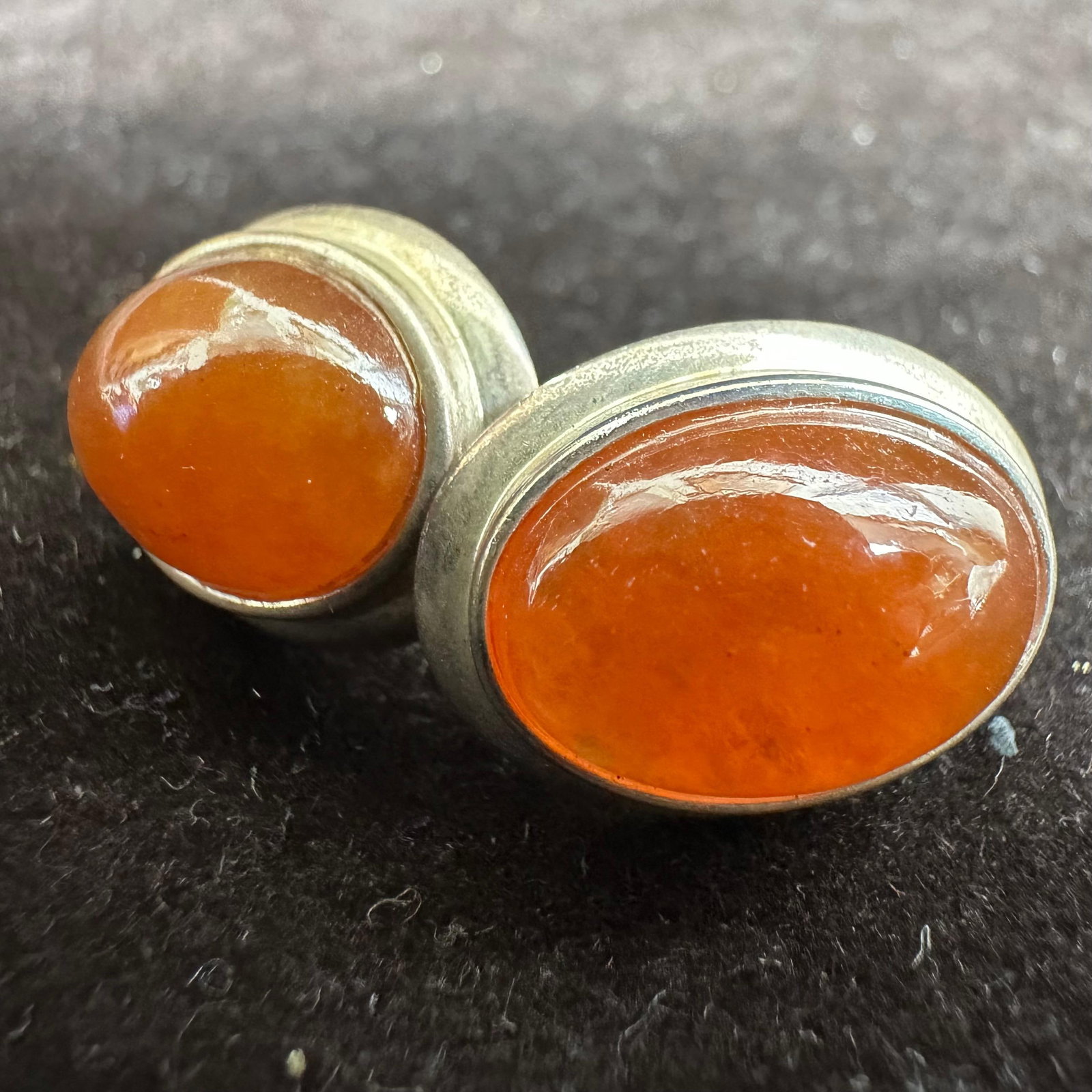 Sterling Silver Oval Carnelian Stud Earrings W50: This item is in good pre-owned, previously used/displayed condition with noticeable light wear and surface scratches. Please reference all photos for full details. This piece of jewelry has been