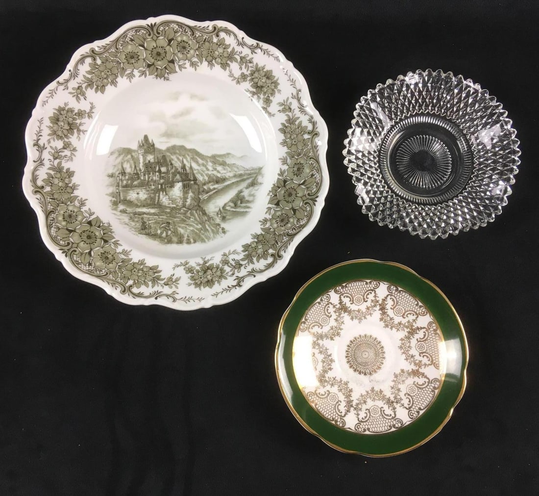3 Assorted Vintage Bowls: 3 Assorted Vintage Bowls. This set of bowls is in good condition. There are no chips or cracks in the bowls. The set contains 1 Leftmann Weiden West German bowl (9" D x 2" H), 1 Staffordshire Fin