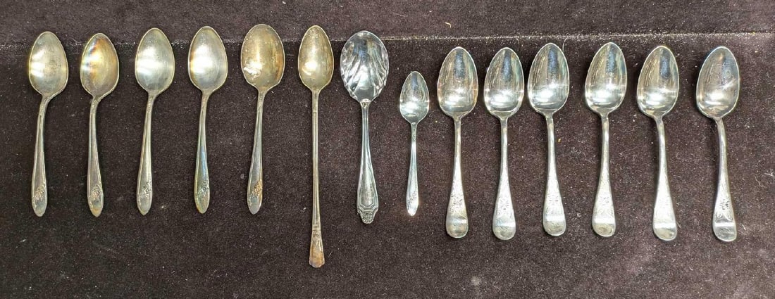 14 Vintage Rockford Oneida Oneida Community Spoons: 14 Vintage Rockford Oneida Oneida Community Spoons. This lot includes: (4) Oneida Community Tudor Silver Plate Spoons. Each is approx 1 1/4" x 1/2" x 5 7/8". (1) Oneida Community Tudo