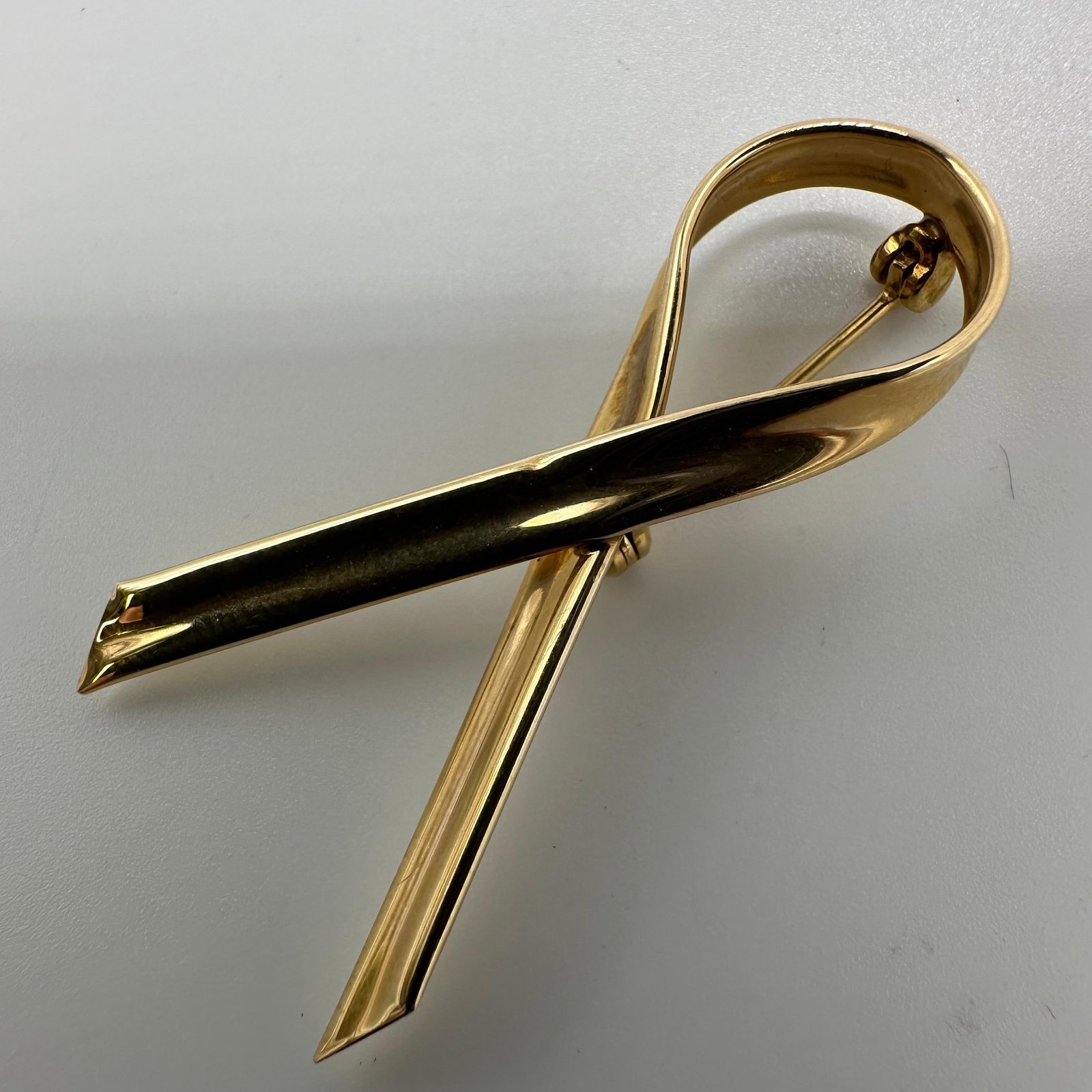 14K Gold Ribbon Twisted Bar Wave Twisted Design Brooch: This item is in good pre-owned, previously used/displayed condition with noticeable light wear and surface scratches. Please reference all photos for full details. This piece of jewelry has been teste