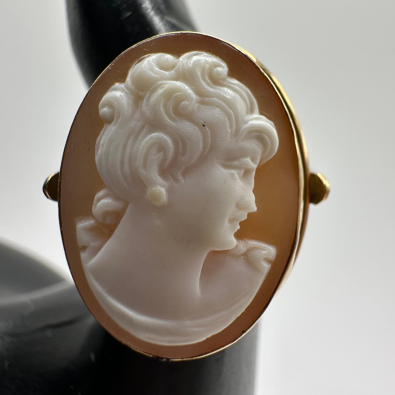 Carved Shell Cameo Art Deco Style 18K Gold Ring W43: This item is in good pre-owned, previously used/displayed condition with noticeable light wear and surface scratches. Please reference all photos for full details. This piece of jewelry has been teste