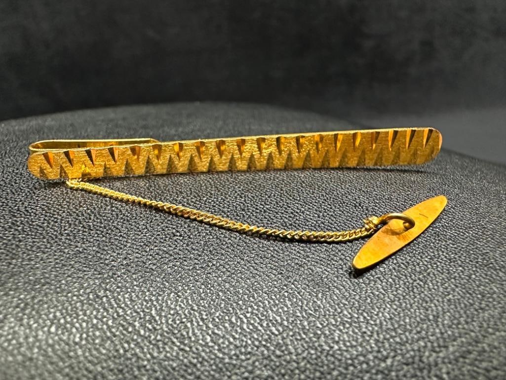 18k Gold Tie Bar: This piece of jewelry has been tested and researched prior to listing. Please view all our pictures they are part of our description. DETAILS: Metal - 18k Gold Color - Yellow/Gold Stones - none
