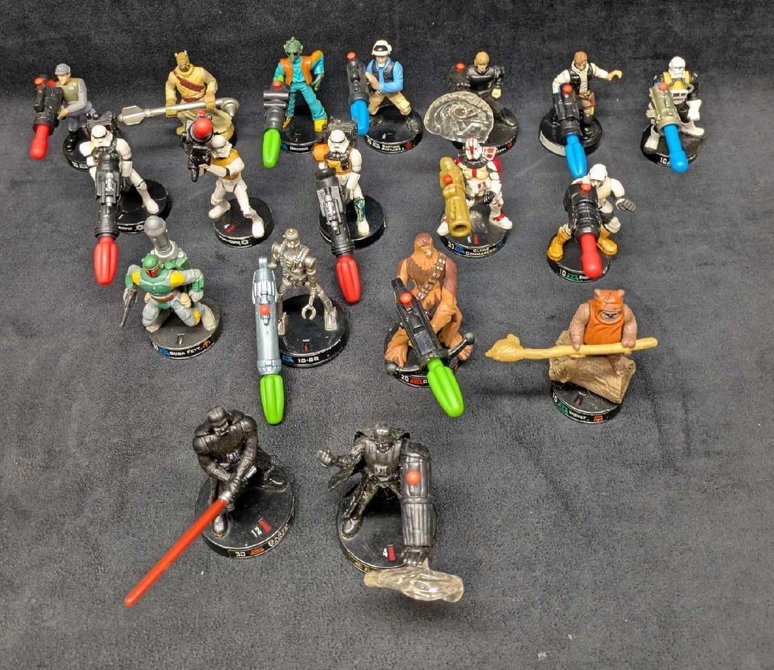 19 Star Wars Attacktix Tabletop Game Figures: 19 Star Wars Attacktix Tabletop Game Figures. This lot comes with 19 game figures for the game Attacktix. All fix in a bag that is approx 8" x 4 3/4" x 10" and it weighs 1.80lb. Please see the images 