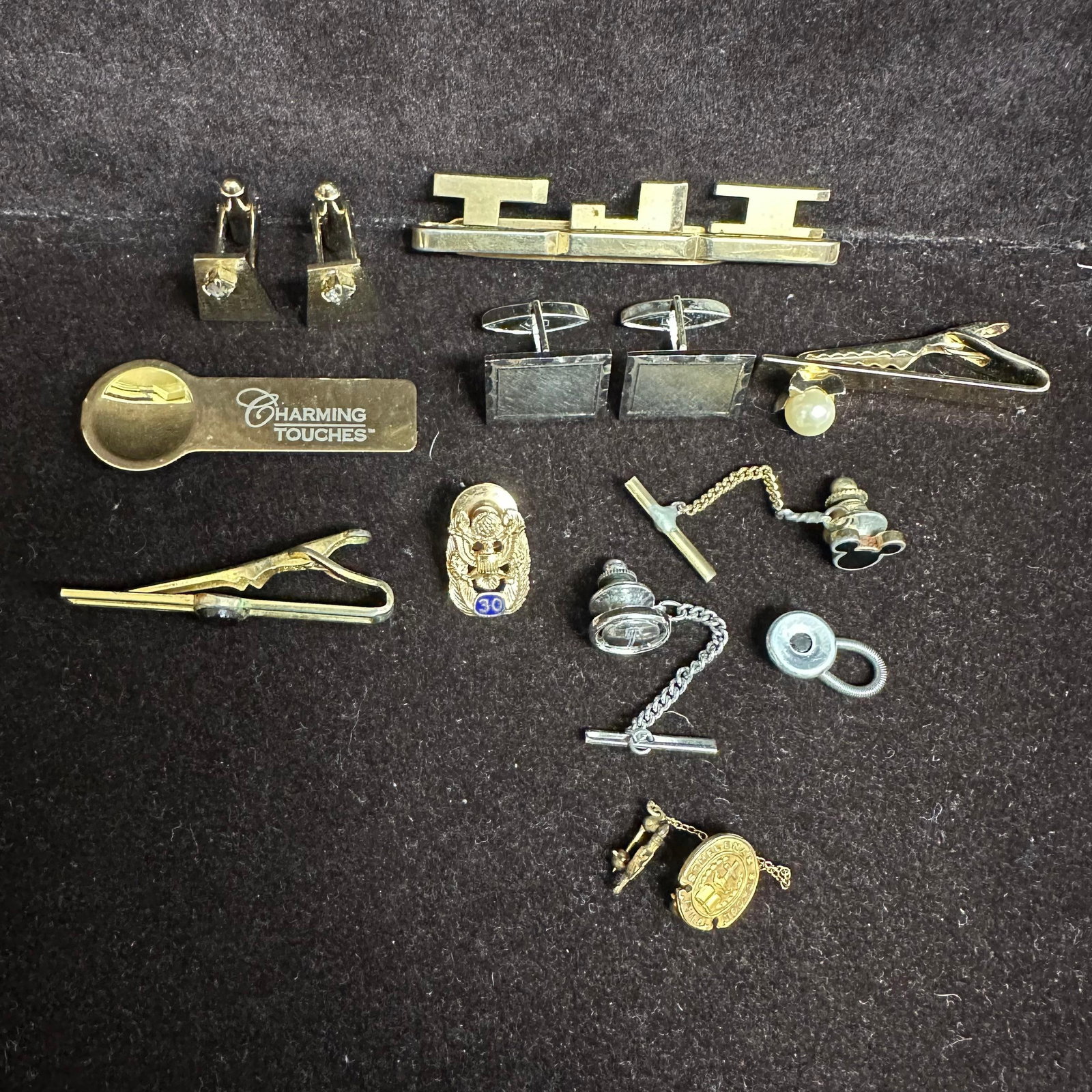 Group Lot of Vintage Men Accessories Tie Bars Cufflinks Pins and Novelty Pieces Swank: Mixed lot of vintage men’s accessories, including tie bars, cufflinks, lapel pins, collar clips, and novelty items. Materials appear to be a mix of gold-tone, silver-tone, and base metals. Inclu