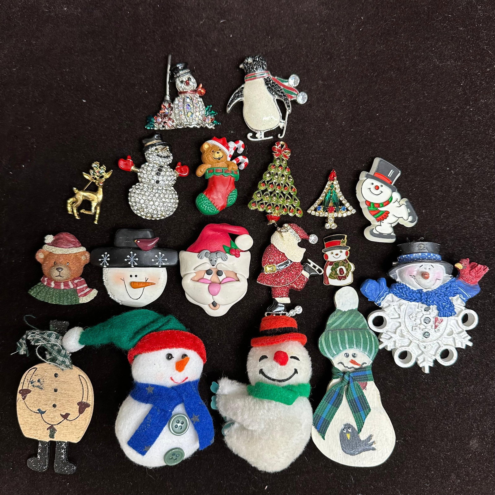 Lot of Vintage and Modern Christmas Holiday Brooches and Pins Snowmen Santa Trees R75: An assorted lot of Christmas and winter-themed brooches and pins featuring snowmen, Santa Claus, Christmas trees, penguins, reindeer, teddy bears, stockings, and holiday characters. Includes a mix of 