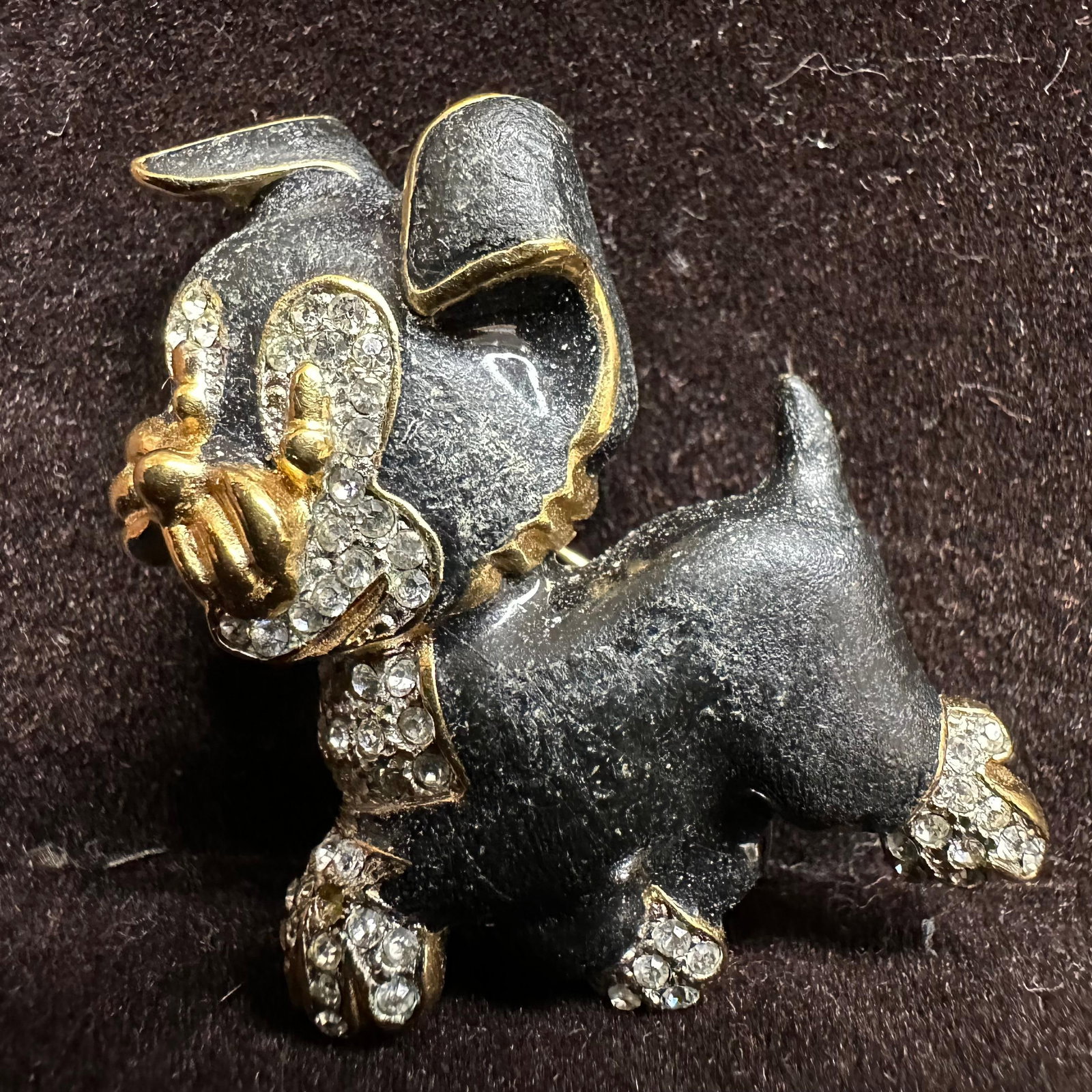 Gontie Brooch Scottish Terrier Crystal Rhinestone Accent: Gontie hallmark brooch features clear rhinestones/crystal, matte black, and gold-toned accents. This item is in good pre-owned, previously displayed condition with light wear and surface