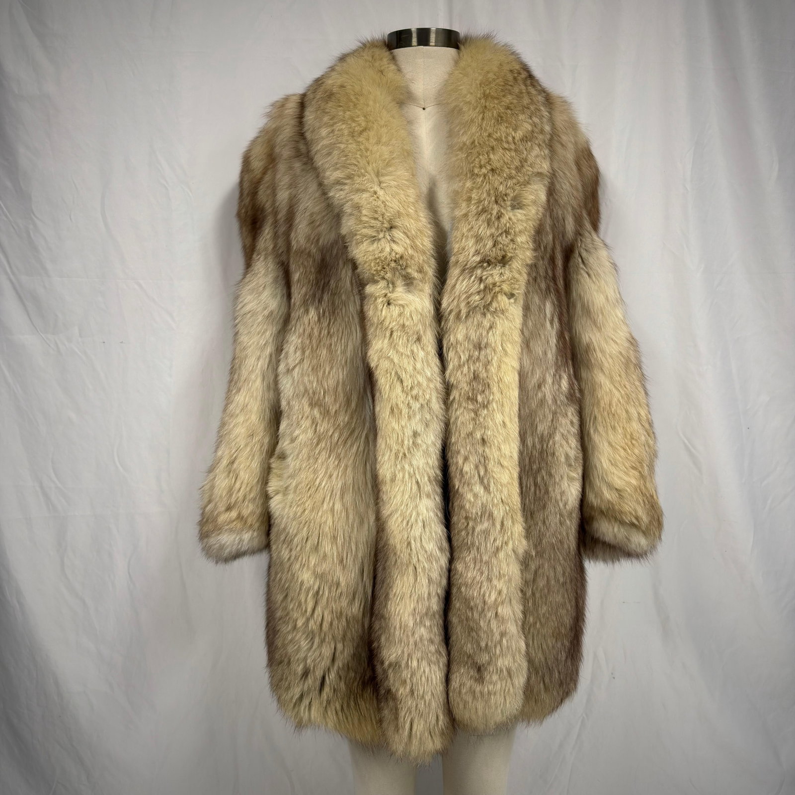 Natural Fox Fur Coat Medium Length FurI9: The fur coat appears to be crafted from genuine fur (exact species unknown) and retains excellent volume and softness. Overall, the Fur Coat is in good pre-owned condition, with some light wear and