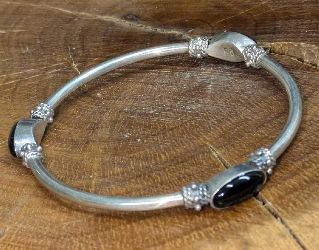 Vintage Designer FAS Sterling Silver Bangle Bracelet Onyx: Vintage Designer FAS Sterling Silver Bangle Bracelet Onyx. This piece of jewelry has been tested and researched prior to listing. Please view all our pictures they are part of our description. DETAILS