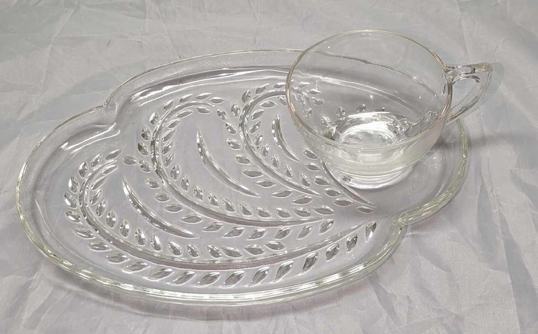 5 Federal Glass Snack Set Cup and Plates B (1 of 13)