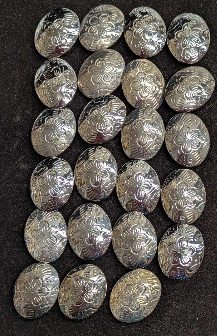 23 Antique Silver Plated Pendant Oval With Hang Holes: 23 Antique Silver Plated Pendant Oval With Hang Holes. Each is approx 5/8" x 1/4" x 1" and it weighs 0.16lb. 