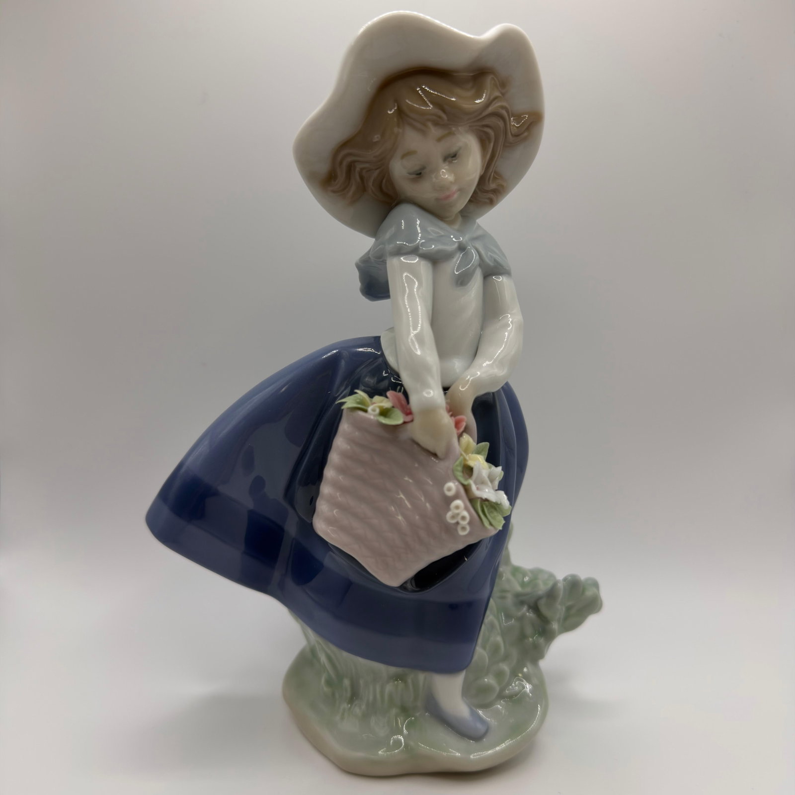Lladro 5222 Basket of Love Porcelain Girl with Flower Basket Figurine R240 (1 of 4)