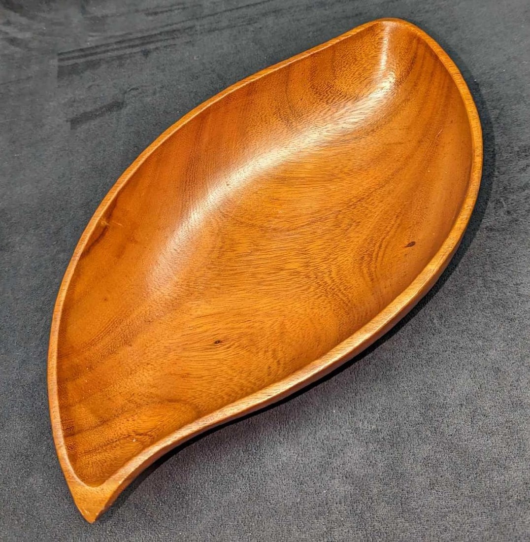 Vintage Wooden Monkey Pod Serving Bowl: Vintage Wooden Monkey Pod Serving Bowl. From the Philippines. This is approx 15" x 3" x 8 1/4" and it weighs 1.12lb. This has some scratches on the front and back.