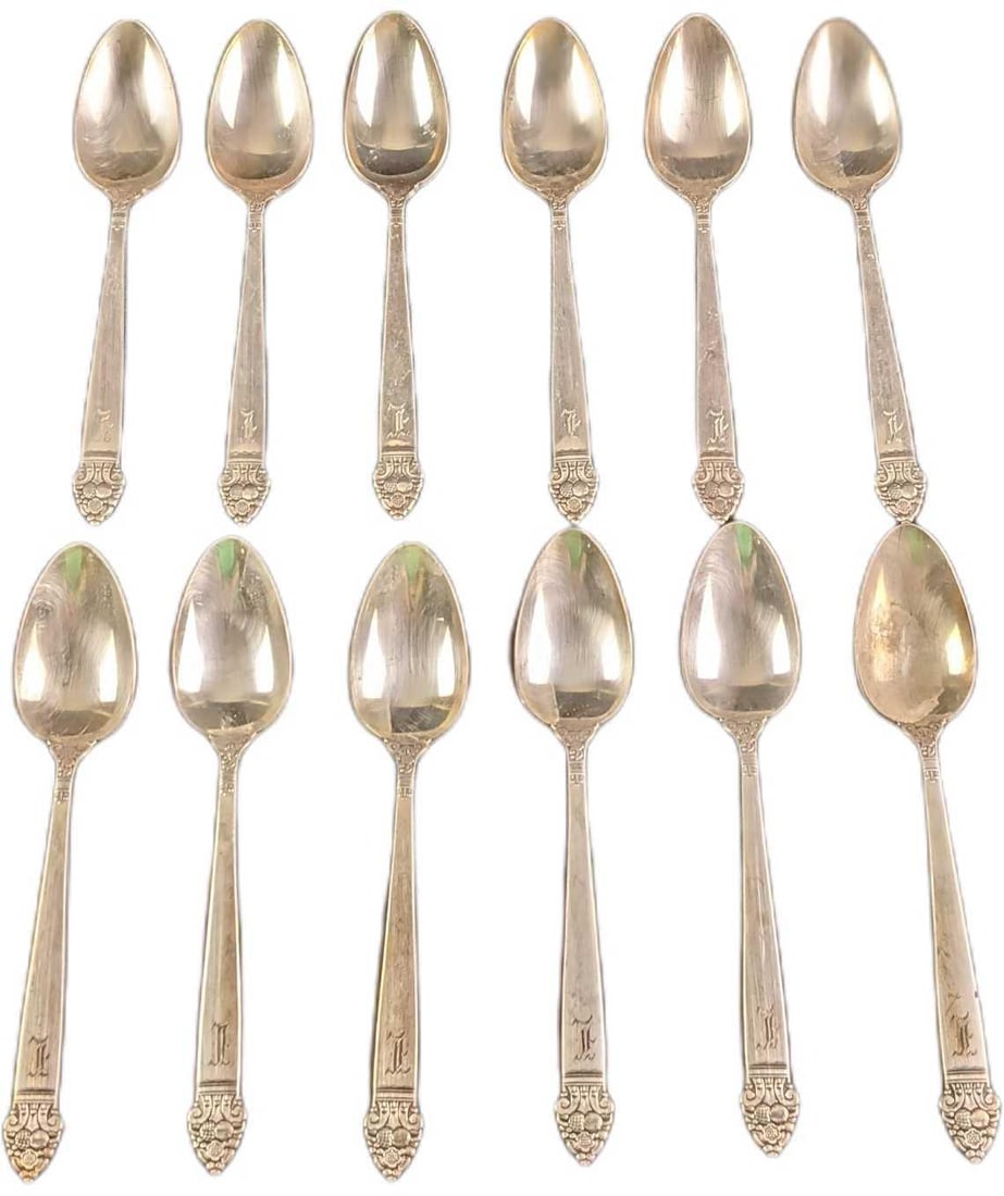 12 Vintage King Cedric Silver Plate Spoons: 12 Vintage King Cedric Community Silver Plate Spoons. Each spoon is approx 6" and together they weigh under one pound at 0.81lb. The knives are in a good, vintage condition with some wear, scratches a