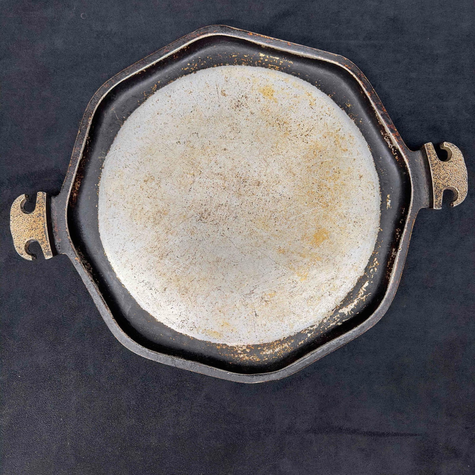Guardian Service Cast Aluminum 13" Grill Pizza Pan Skillet Griddle Roaster Tray: Guardian Service Cast Aluminum 13" Grill Pizza Pan Skillet Griddle Roaster Tray. This vintage tray is made of hammered aluminum. It can be used for cooking cookies, pizza, a utility tray, etc.