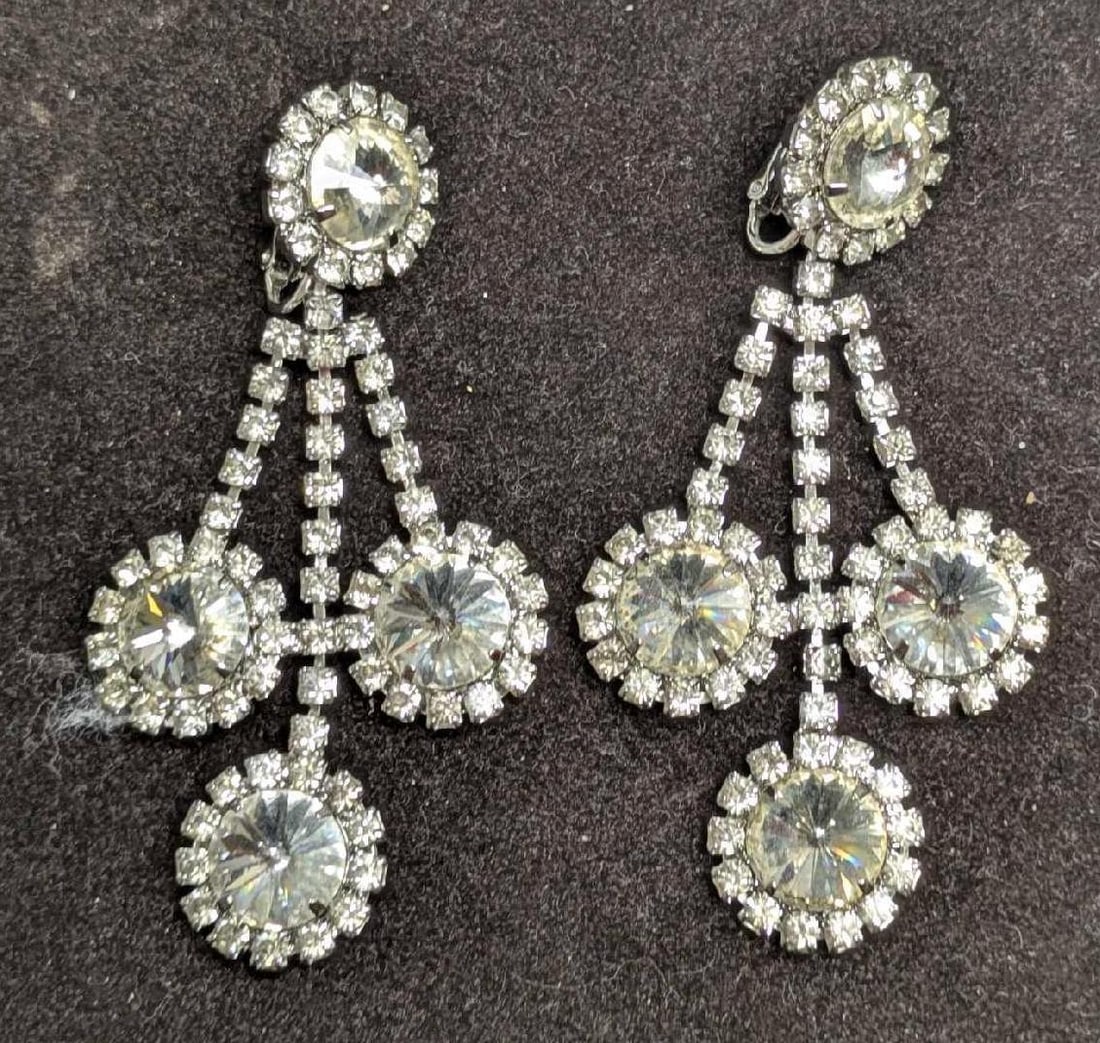 Vintage Unsigned Rhinestone Silver Tone Dangle Clip On Earrings: Vintage Unsigned Rhinestone Silver Tone Dangle Clip On Earrings. Each is approx 3 1/4" x1 3/4" x 1/4" and it weighs 30.3g. There is some wear on the backing. 