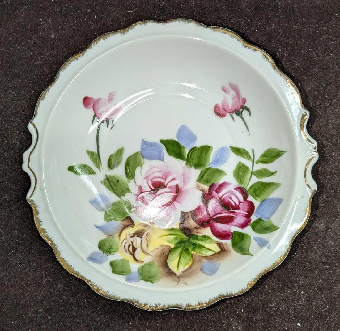 Andrea By Sadek Porcelain Scalloped Edge Bowl: Andrea By Sadek Porcelain Scalloped Edge Bowl. This approx 7 1/4" x 7 1/4" x 1 1/4" and it weighs 0.61lb. There is some light wear. 