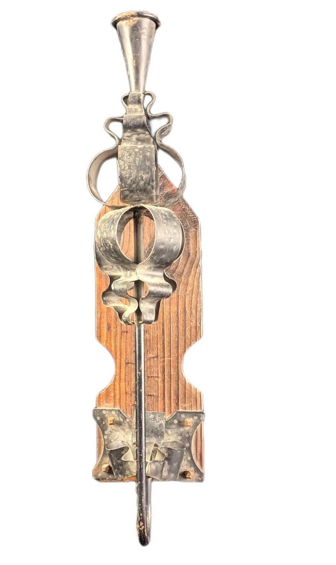 Vintage Rustic Metal & Wood Spanish Wall Sconce: Vintage Rustic Metal & Wood Spanish Wall Sconce. Maker and date of item is unknown. Is perfect for your man cave, castle or dungeon. Is made of wood, and a light metal. Is ready to hang on the wall