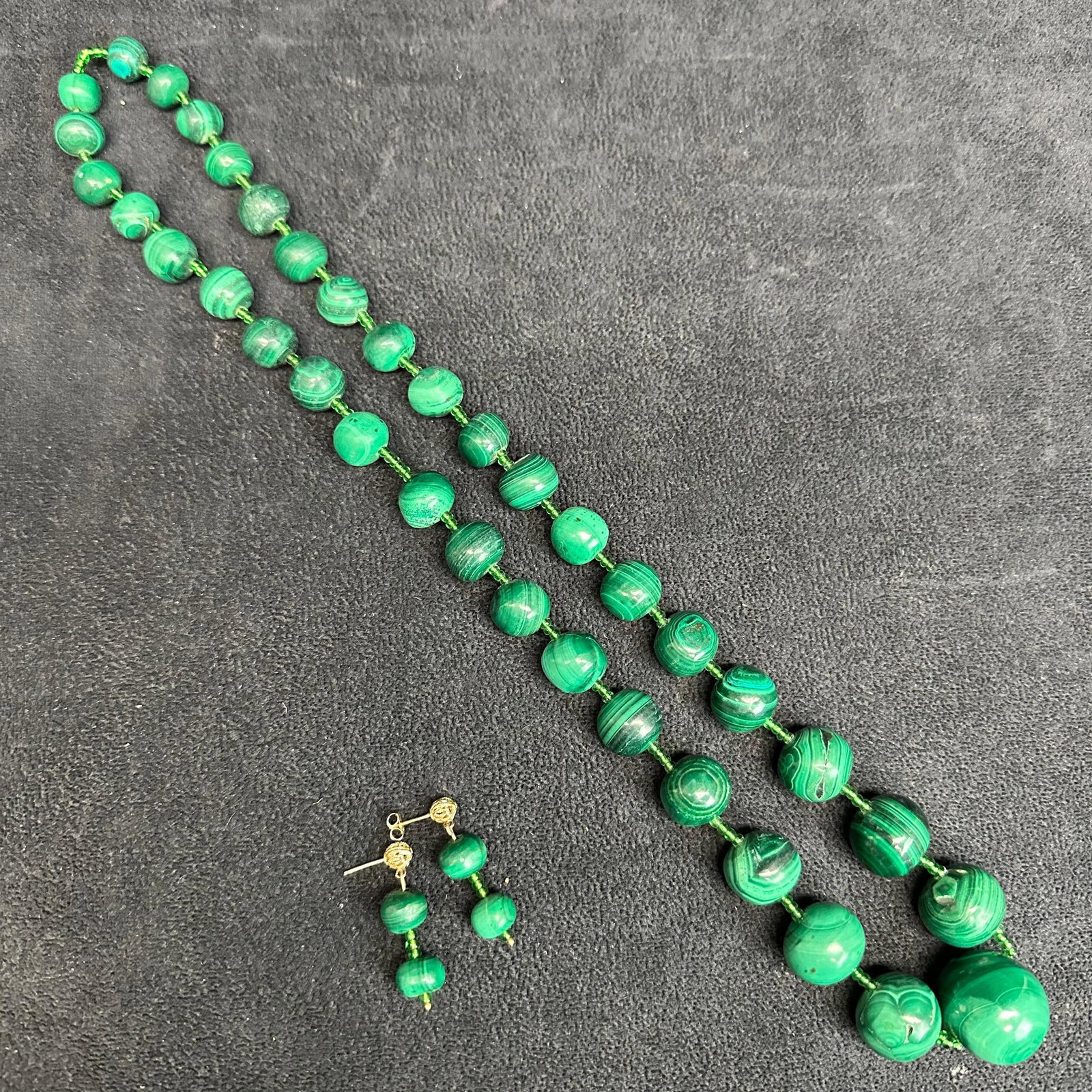 Natural Malachite Bead Necklace and Earrings Set 14K Gold Findings Clasp L13: These items are in good pre-owned, previously used/displayed condition with noticeable light wear and surface scratches. Please reference all photos for full details. These pieces of jewelry have