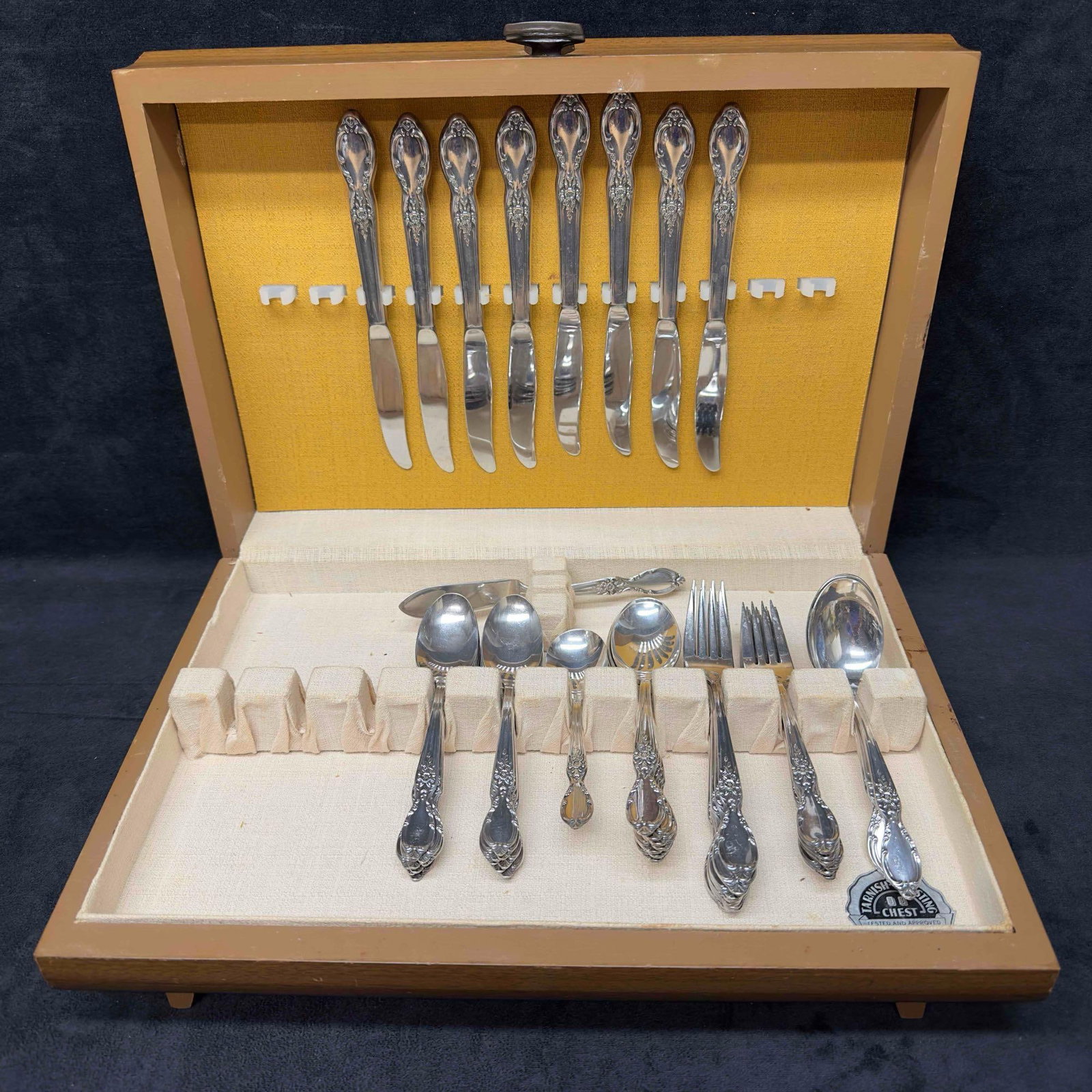 Victorian Rose 1954 Wm. Rogers & Son Silver Plate 53 Pieces with Wooden Case: Victorian Rose 1954 Wm. Rogers & Son Silver Plate 53 Pieces with Wooden Case. Silver plate set Includes 9 large forks, 7 small salad forks, 8 butter knives, 16 teaspoons, 8