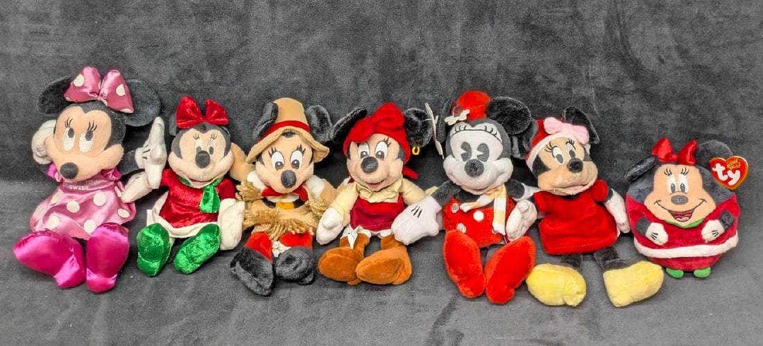 7 Disney Minnie Mouse Bean Bag Plush Ty Beanie Ball Dolls: 7 Disney Minnie Mouse Bean Bag Plush Ty Beanie Ball Dolls. Please see the images for a listing of the items that are part of this listing. All come in a bag that is approx 15" x 12" x 5" and it weighs