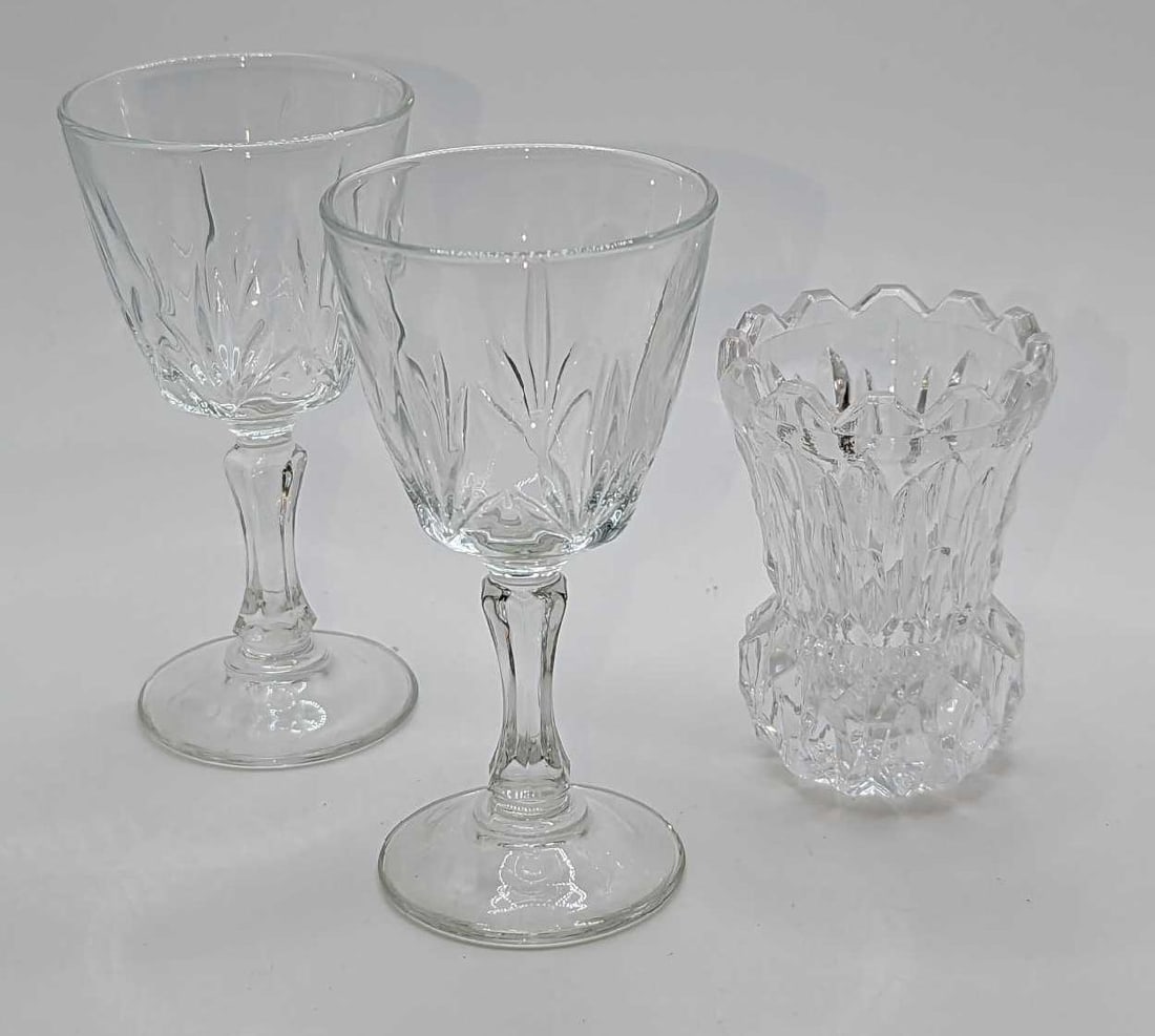 2 Pailmes Cordial Glasses And Glass Toothpick Holder: 2 Pailmes Cordial Glasses And Glass Toothpick Holder. This lot includes: (2) Pailmes Cordial Glass By Cristal D'Arques-Durand. Each is approx 1 3/4" x 3 3/4" x 3/4". The total weight i