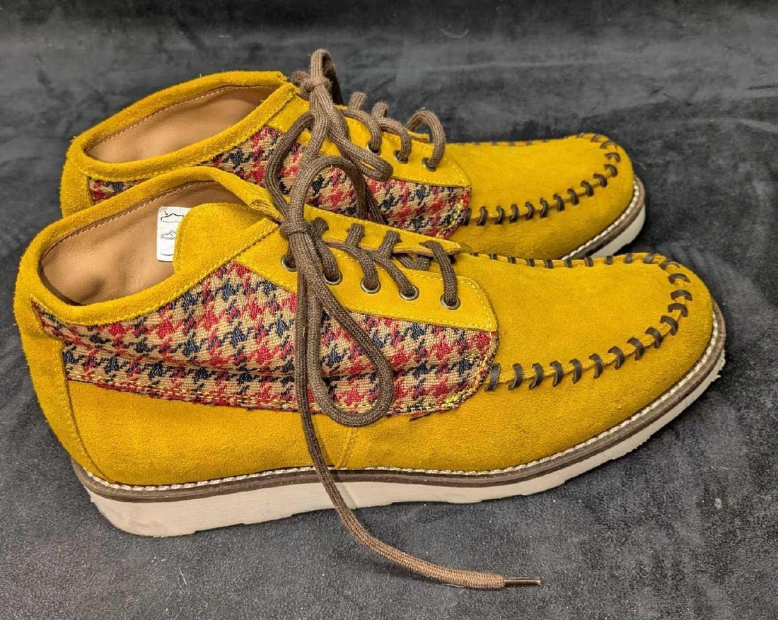 Men's Size 11.50 Italian Leather Boots: Men's Size 11.50 Italian Leather Boots. Each is 4 1/4" x 12 3/8" x 5 1/4" and the total weight is 2.30lbs. There is some wear on the boots and bottom. Please see the images as they are part of the