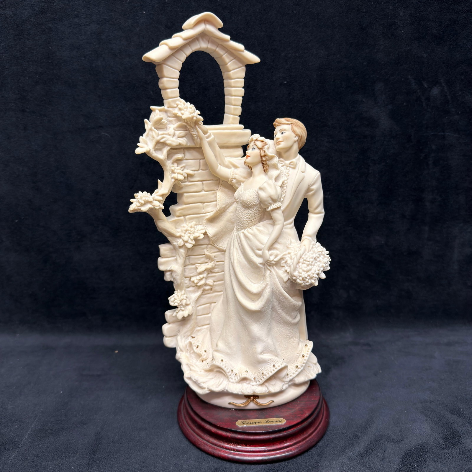 Giuseppe Armani Florence 0201-F Married Couple with Bouquet Figurine R240: Giuseppe Armani Florence porcelain figurine titled "Married Couple with Bouquet" (Sposi con Mazzolino di Fiori), model 0201-F, made in Italy. Features a newlywed bride and groom beside a