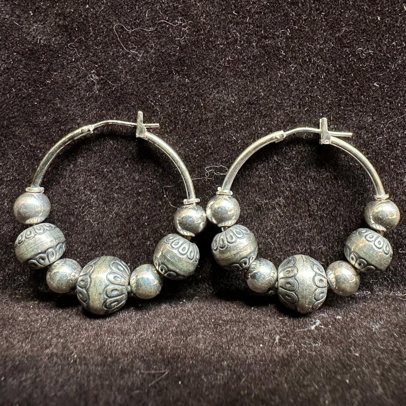 Bali Style Beaded Sterling Silver Hoop Earrings O85: This item is in good pre-owned, previously used/displayed condition with noticeable light wear and surface scratches. Please reference all photos for full details. This piece of jewelry has been teste