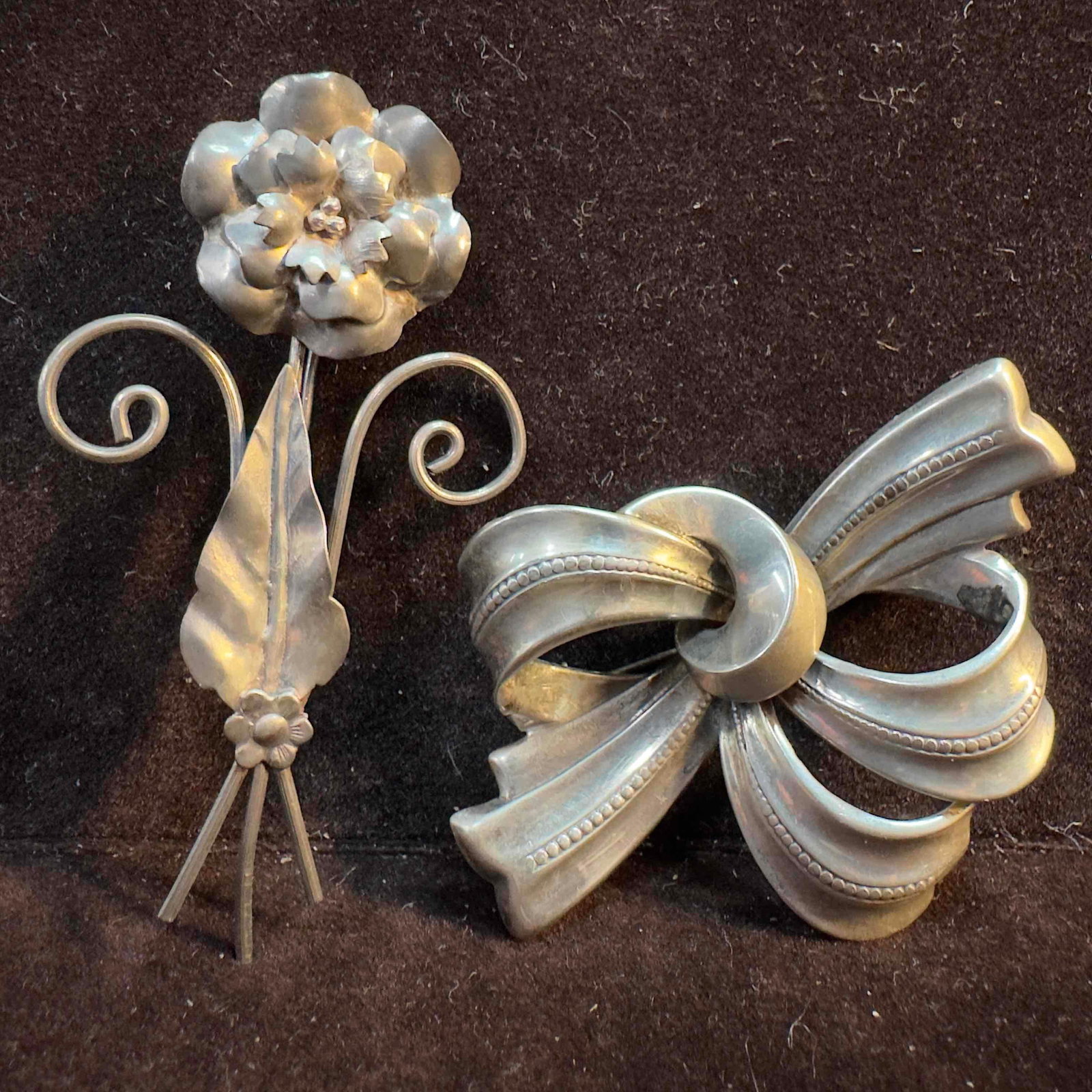 Sterling Silver Ribbon and Flower Brooch Set B61: This item is in good pre-owned, previously used/displayed condition with noticeable light wear, and surface scratches. Please reference all photos for full details. This piece of jewelry has been test