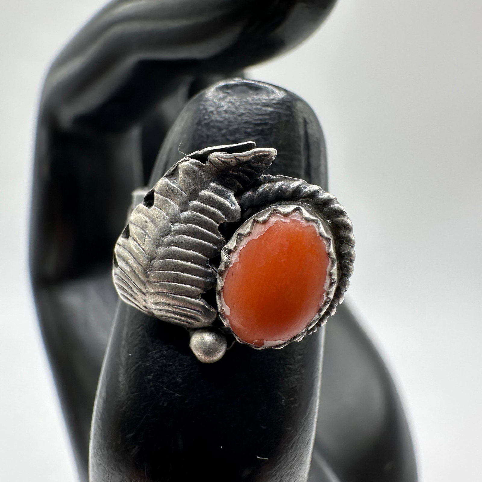 Spiny Oyster Shell Oval Cabochon Leaf Native Style Silver Ring X53: This item is in good pre-owned, previously used/displayed condition with noticeable light wear and surface scratches. Please reference all photos for full details. This piece of jewelry has been teste