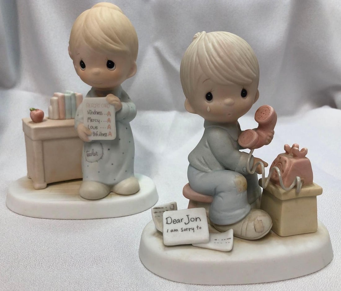 Pair of Vintage Precious Moments Porcelain Collectibles: This lot contains a Pair of Vintage Precious Moments Porcelain Collectibles. The first item is #PM-811 - "Hello Lord, It's Me Again" from 1981. This piece is a Special Edition for Members 