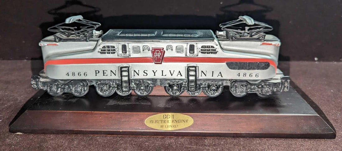1994 Avon Lionel Train GG-1 Electric Engine: 1994 Avon Lionel Train - GG-1 Electric Engine. Made of a cold cast resin and it comes with a wooden stand. The stand has some markings and scratches. Please see the images as they are part of the desc