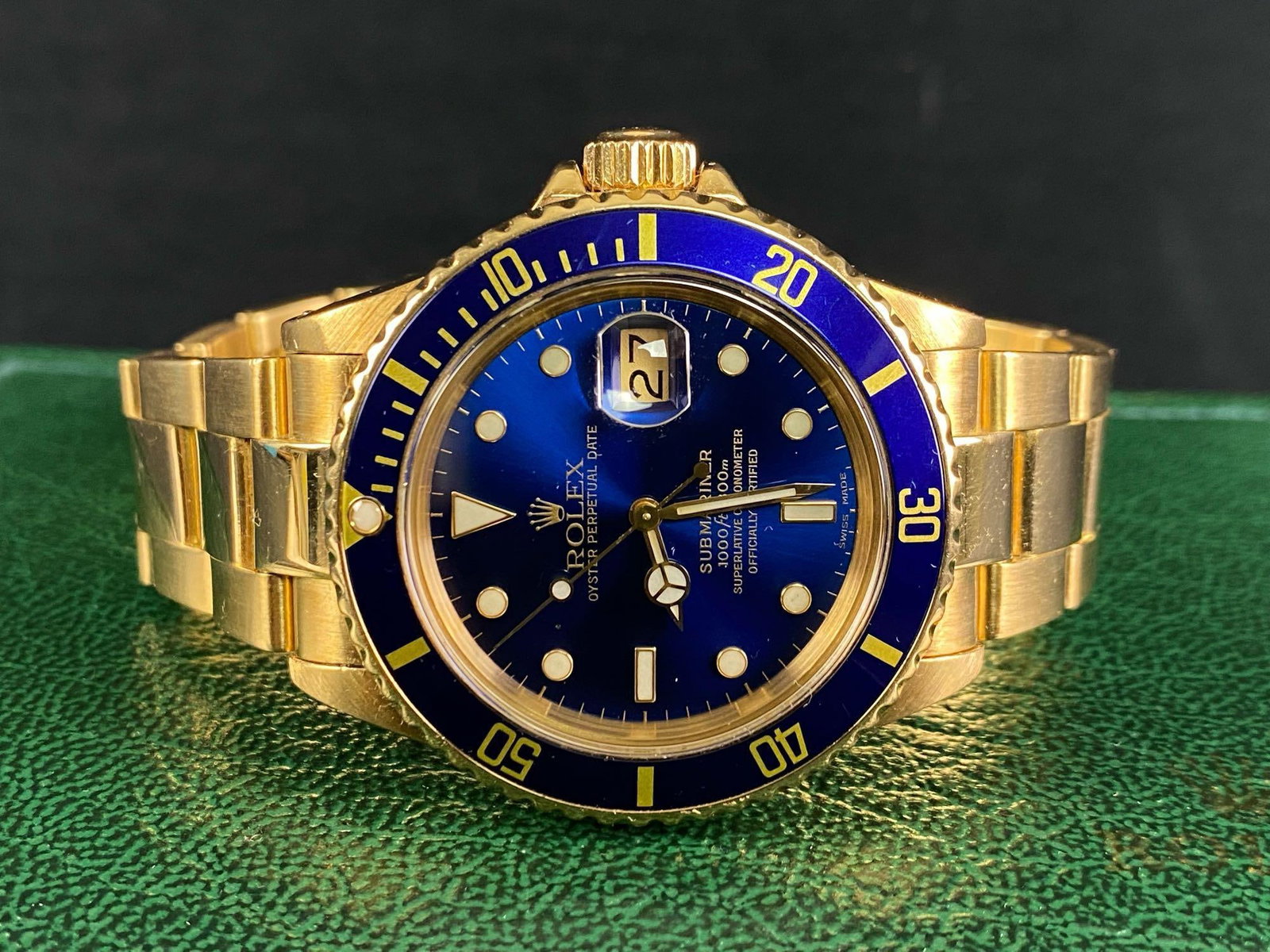 Classic 1987 Ref.# 16808 18K Gold Rolex Submariner: Rolex Classic 1987 Model 16808 18K Gold Rolex Submariner Model: Rolex Submariner Reference Number: 16808 Size : 40 mm Year: 1987 Serial Number: 9582575 Gender: Unisex Movement: Officially