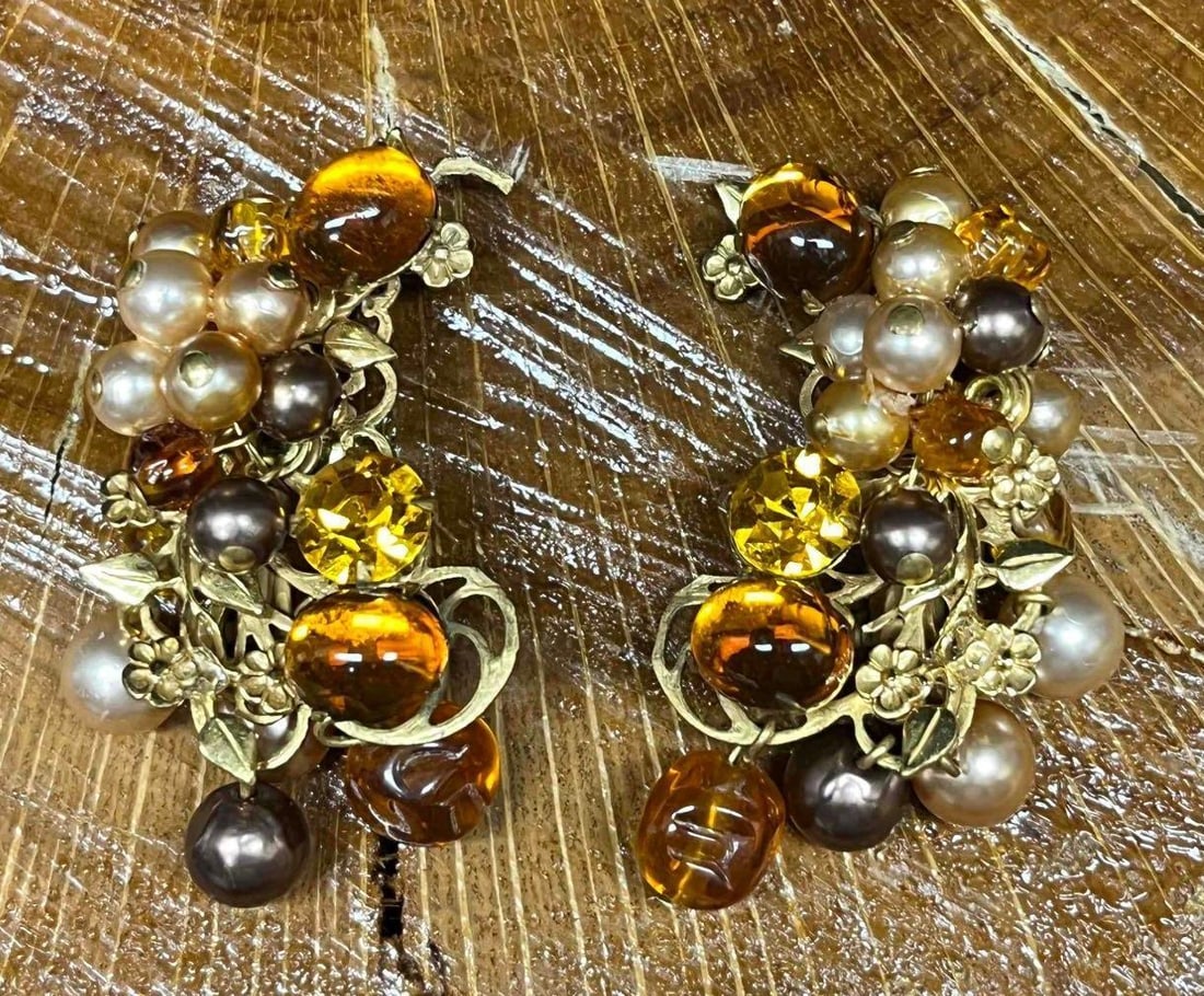 Signed Vintage Karu Arke Clip On Earrings: This lot contains Signed Vintage Karu Arke Clip On Earrings. Each earring is approx 2" x 1 1/4" x 1/2". Total weight is 0.6oz. Overall the Vintage clip on earrings are in good pre owned condition