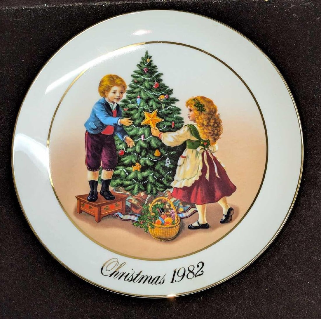 Avon 1982 Christmas Keeping The Christmas Tradition Plate (1 of 5)