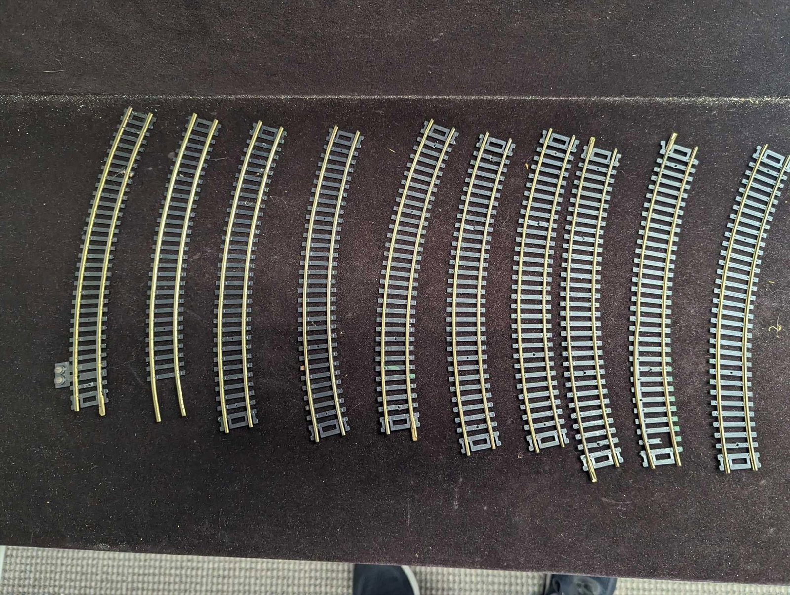 Assorted HO Scale Atlas AHM Lionel Curved Tracks (1 of 8)