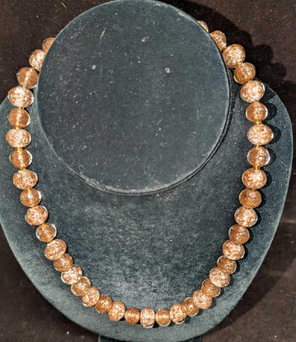 Vintage Italian Murano Art Gold Glass Bead Necklace LLLLL: Vintage Italian Murano Art Gold Glass Bead Necklace LLLLL Colorful glass beads with hand painted designs. This is approx 18" and it weighs 0.13lb.