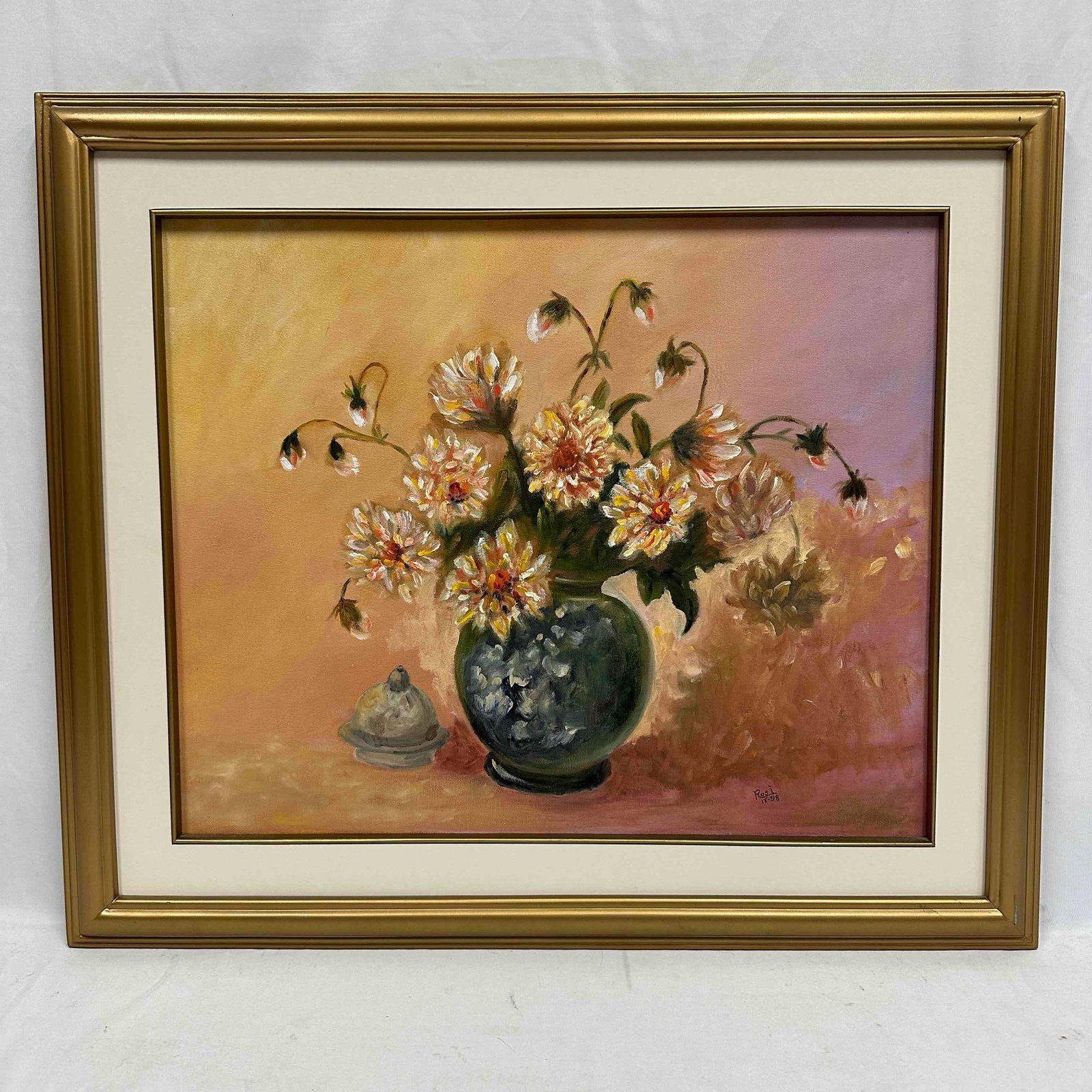 Floral Still Life Painting by Rosi IX-98 Framed Oil on Canvas R152: The artist's signature is visible, Rosi IX-98, in the bottom right corner, artist unknown. Light markings along the edges and the border of the frame. This item is in pre-owned, previously display