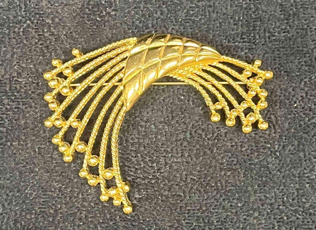 Large Signed Vintage Monet Chunky Gold tone brooch: This lot contains a Large Signed Vintage Monet Chunky Gold tone brooch. It is approx 2" x 2 1/2" x 3/4". Total weight is 0.7oz. Overall the vintage Monet brooch is in excellent pre owned condition wit
