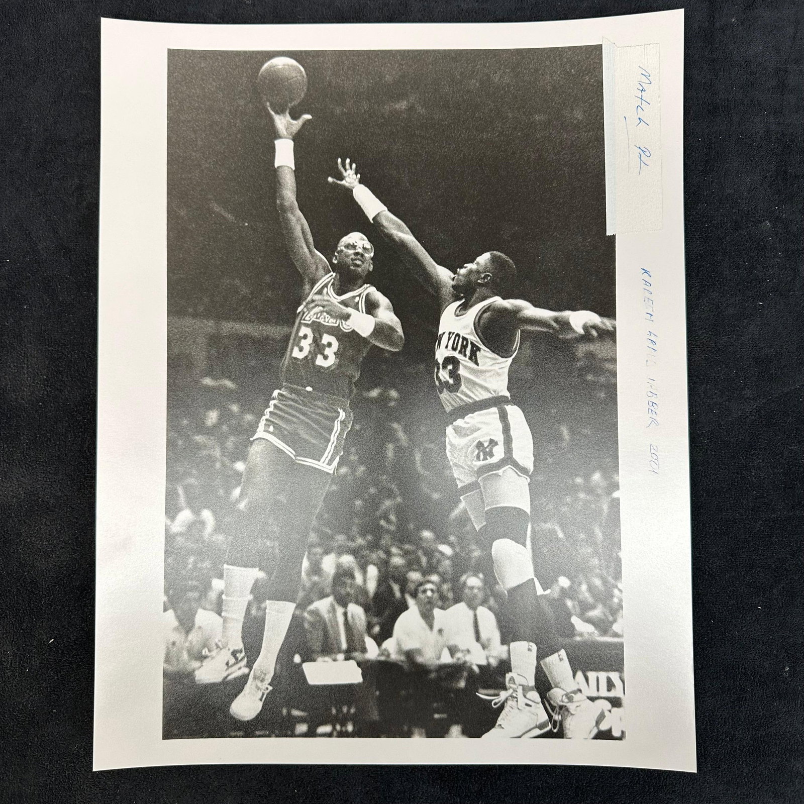 Basketball Photo Print Kareem Abdul-Jabbar vs. Patrick Ewing Skyhook Shot Silver Gelatin Black and: Offered here is a vintage black and white analog photo print capturing Kareem Abdul-Jabbar (#33, Los Angeles Lakers) performing his iconic skyhook shot against New York Knicks Patrick Ewing #33. 