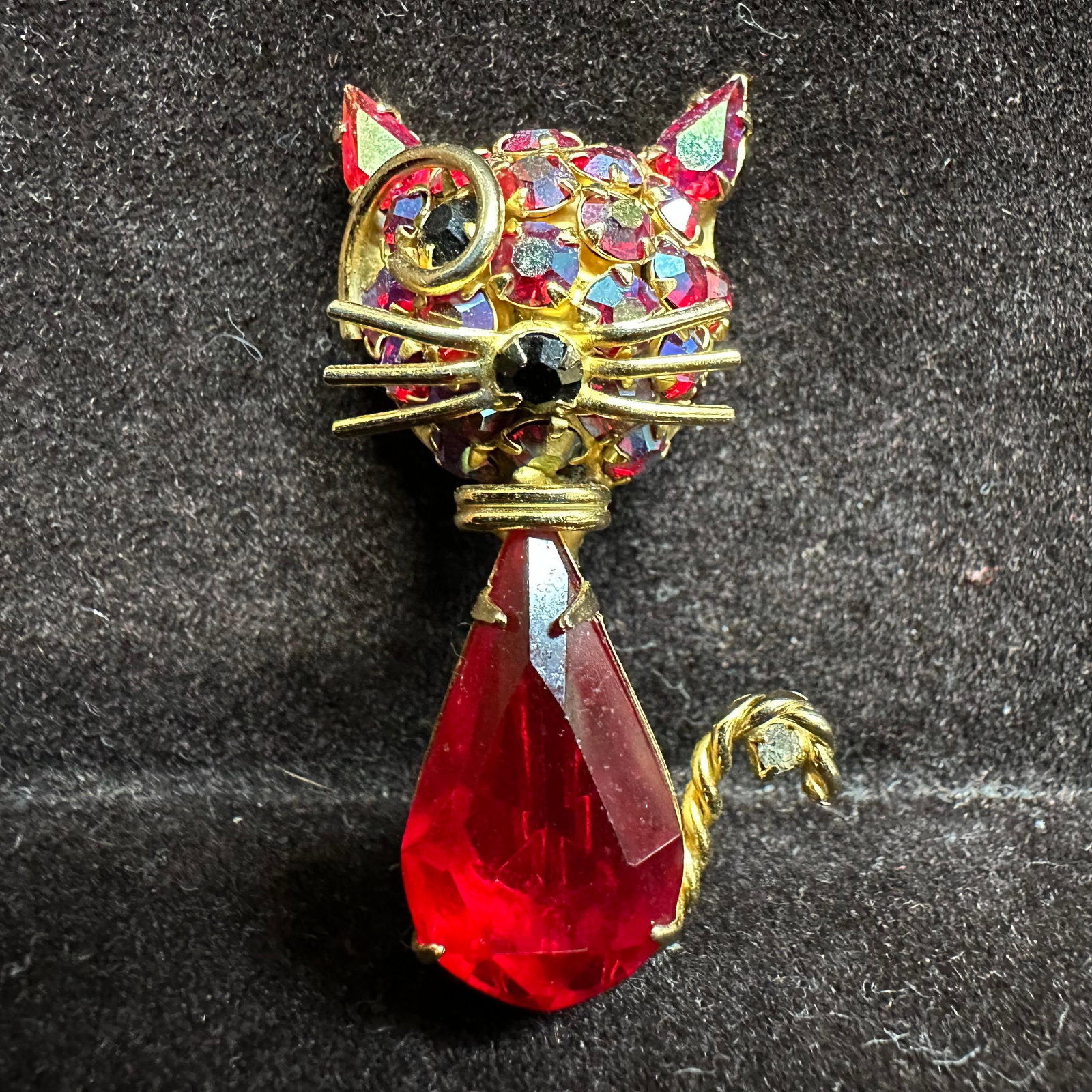 Vintage Warner Red Rhinestone Cat Brooch Pin: Hallmark Warner on the back of the brooch. This item is in good pre-owned, previously displayed condition with light wear and surface scratches. Please reference all photos for full details. Brooch: 2