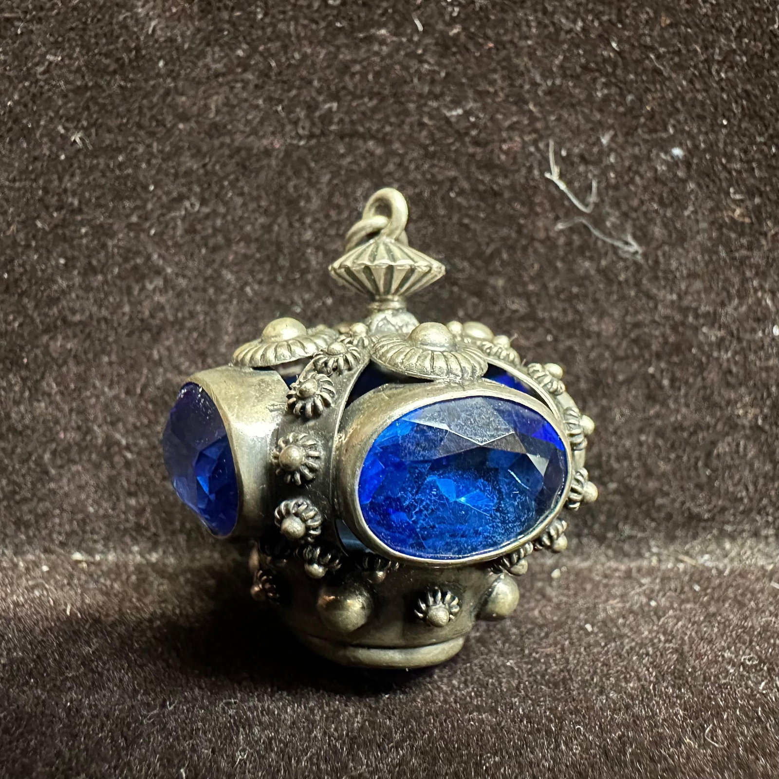 Victorian Etruscan Style Crown Floral Design Blue Glass Silver Charm T25: This item is in good pre-owned, previously used/displayed condition with noticeable light wear and surface scratches. Please reference all photos for full details. This piece of jewelry has been teste