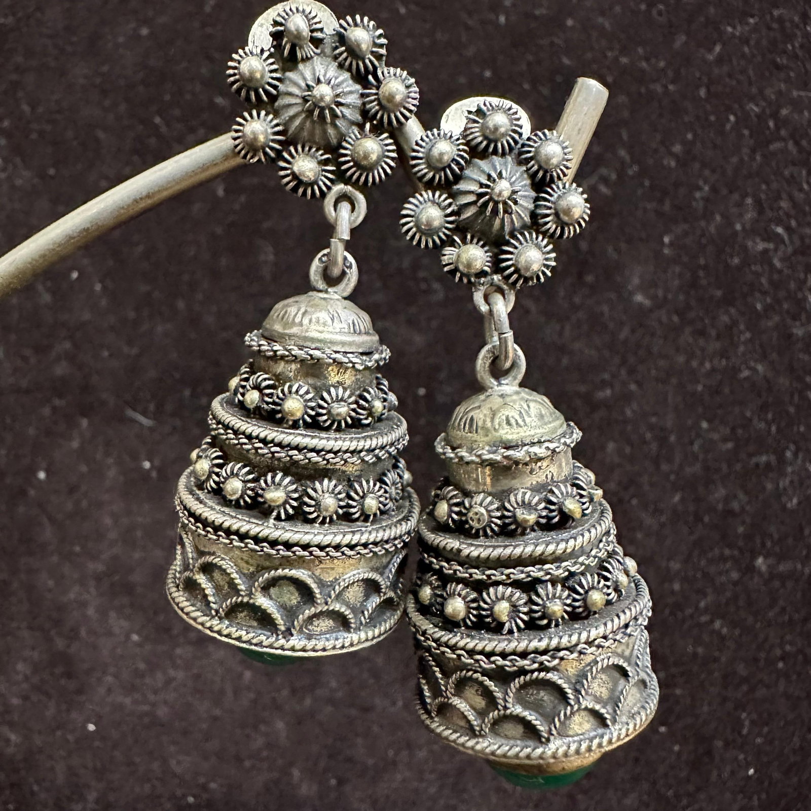 800 Silver Green Stone Victorian Etruscan Style Earrings Clip On T23: This item is in good pre-owned, previously used/displayed condition with noticeable light wear and surface scratches. Please reference all photos for full details. This piece of jewelry has been teste