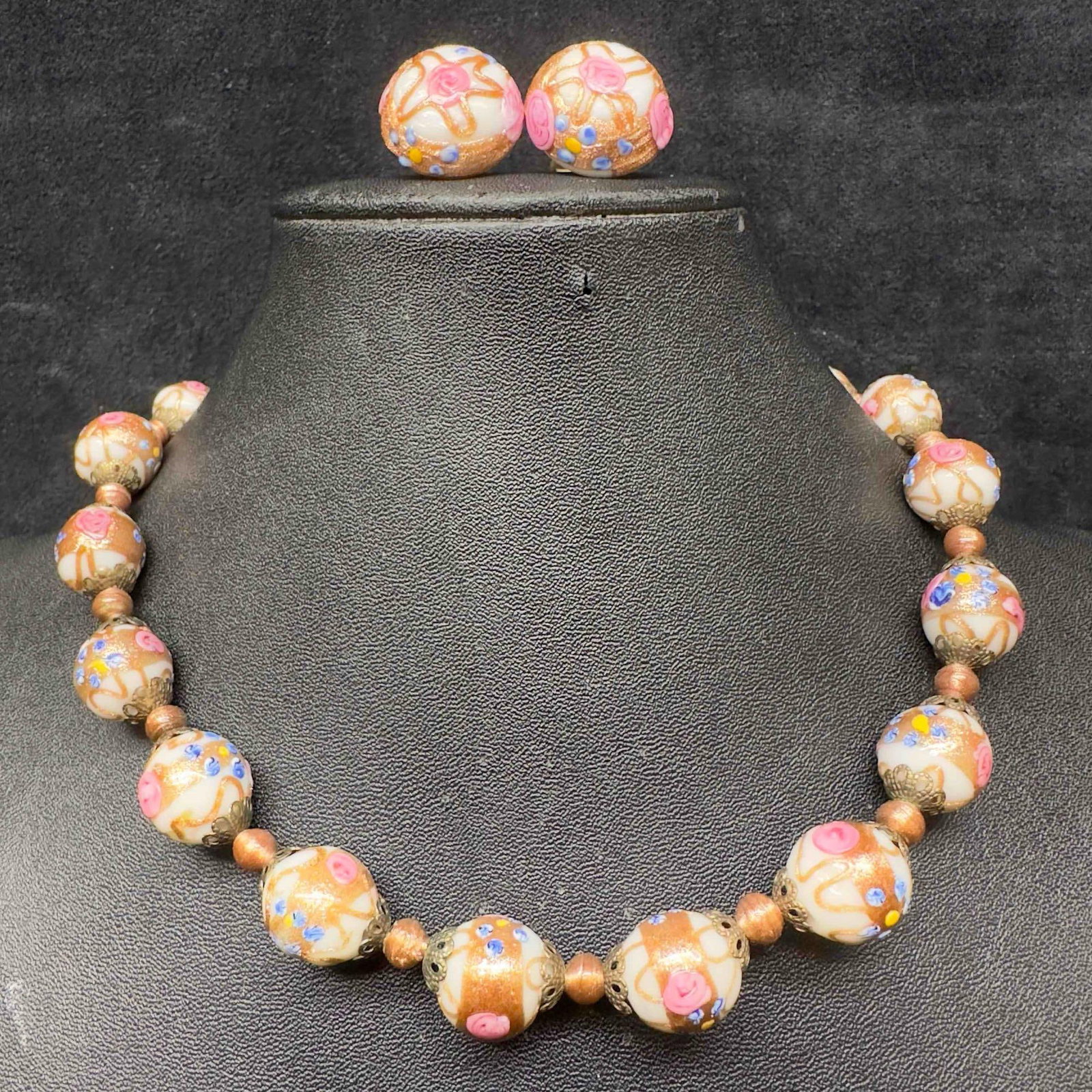 Murano Venetian Art Glass Lamp Work White Floral Fiorato Beaded Necklace and Earrings Set C52: Murano Venetian Art Glass Lamp Work White Floral Fiorato Beaded Necklace and Earrings Set C52. Necklace and earrings with white glass beads with beautiful floral designs on each. The necklace and earr