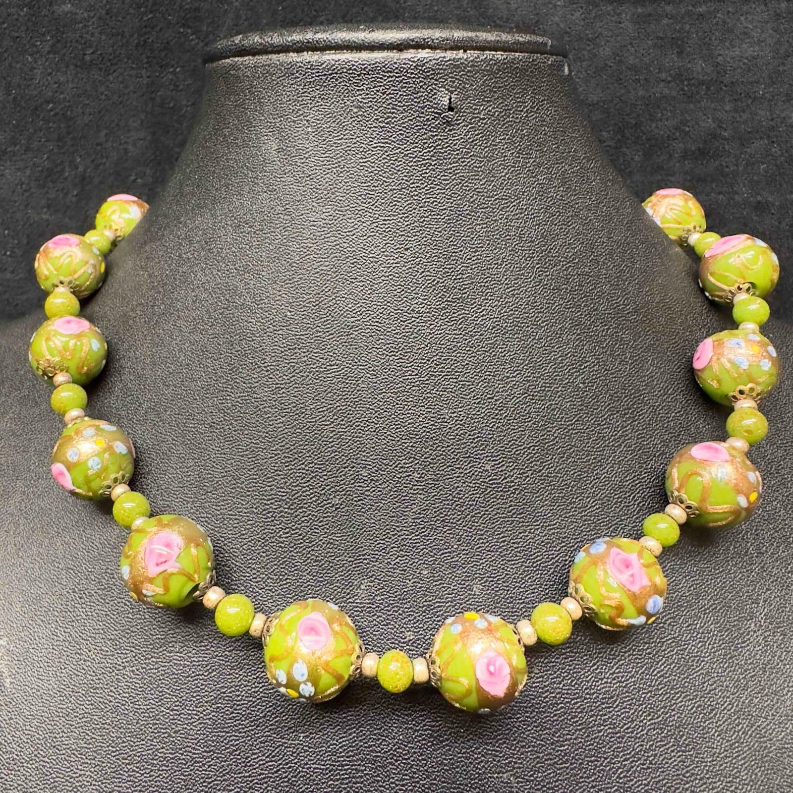 Murano Venetian Art Glass Lamp Work Green Round Bead Floral Fiorato Beaded Necklace C56: Murano Venetian Art Glass Lamp Work Green Round Bead Floral Fiorato Beaded Necklace C56. Necklace with green glass beads with beautiful floral designs on each. The necklace features