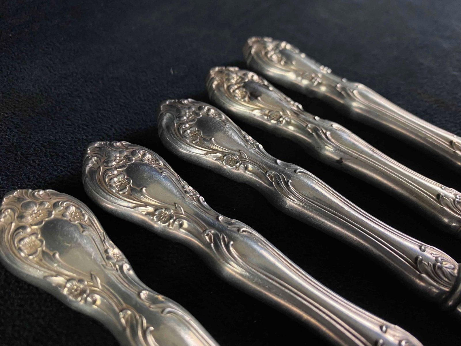 Chateau Rose by Alvin Sterling Silver Knives Set Of 5: Chateau Rose by Alvin Sterling Silver Knives Set Of 5 Great Vintage Condition Total Of 5 8 7/8" Tested 333.8 Grams 