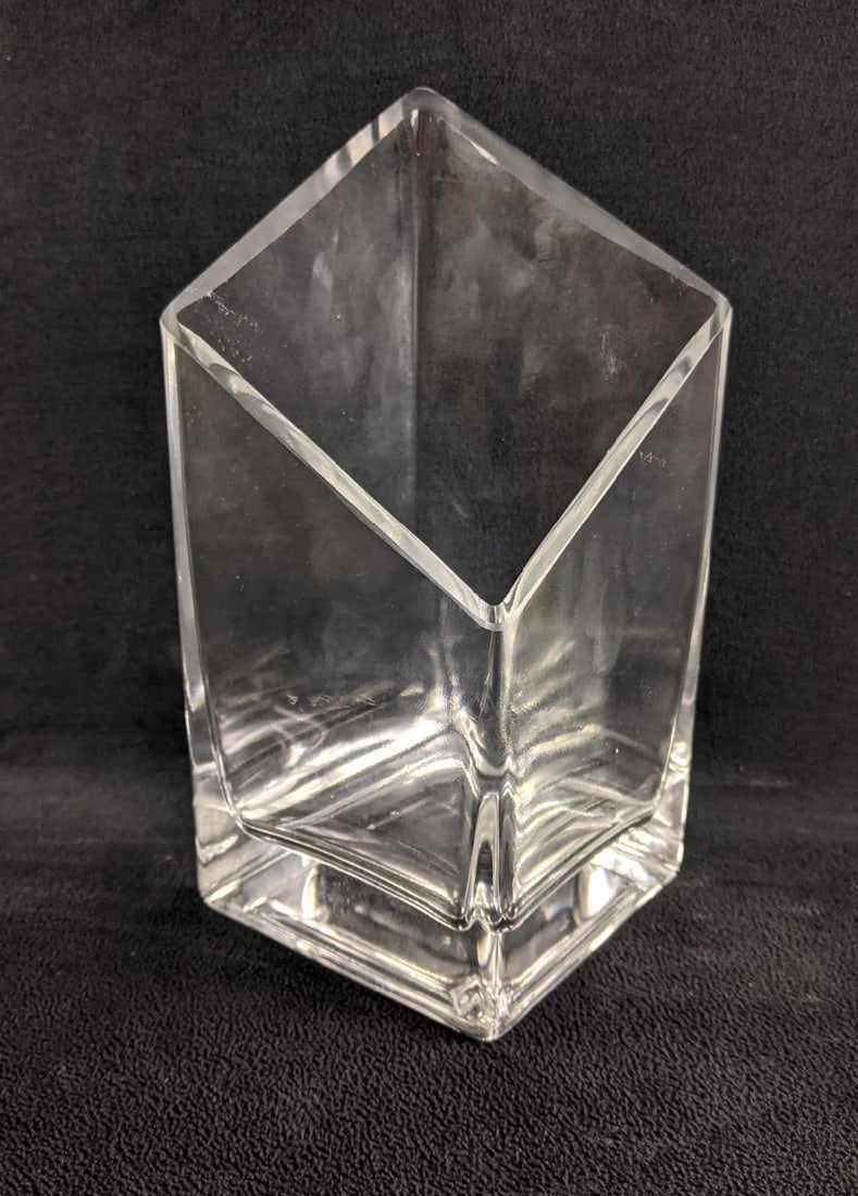 Glass Candle Holder Rectangular Candle Holder: Glass Candle Holder Rectangular Candle Holder This is a beautiful glass candle holder. This candle holder is in great condition with no known damage. The candle holder has weight to it is sturdy 