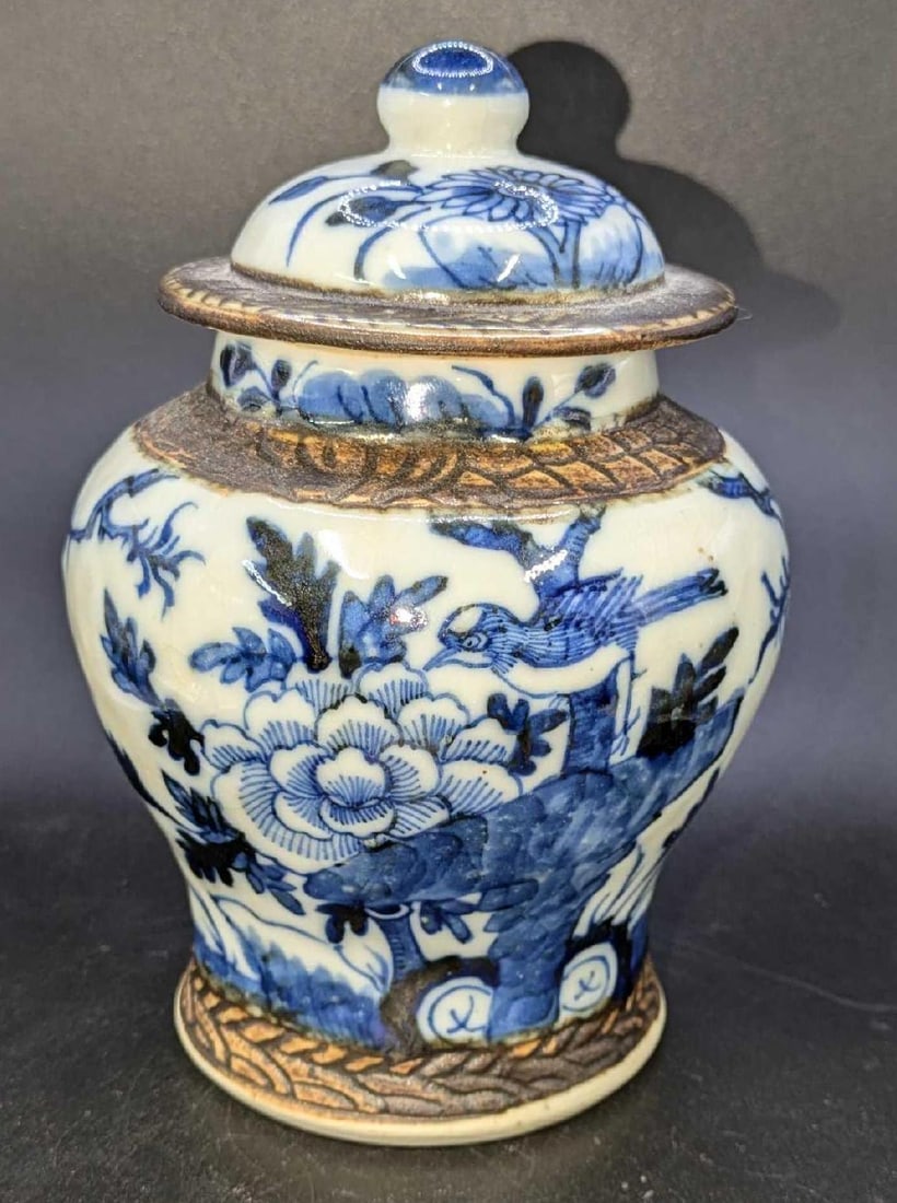 Antique Chinese Blue And White Porcelain Ginger Jar R34: Antique Chinese Blue And White Porcelain Ginger Jar R34. This is approx 5" x 5" x 6 1/2" and it weighs 1.42lb. The jar has some markings and crazing. Please see the images as they are part of the