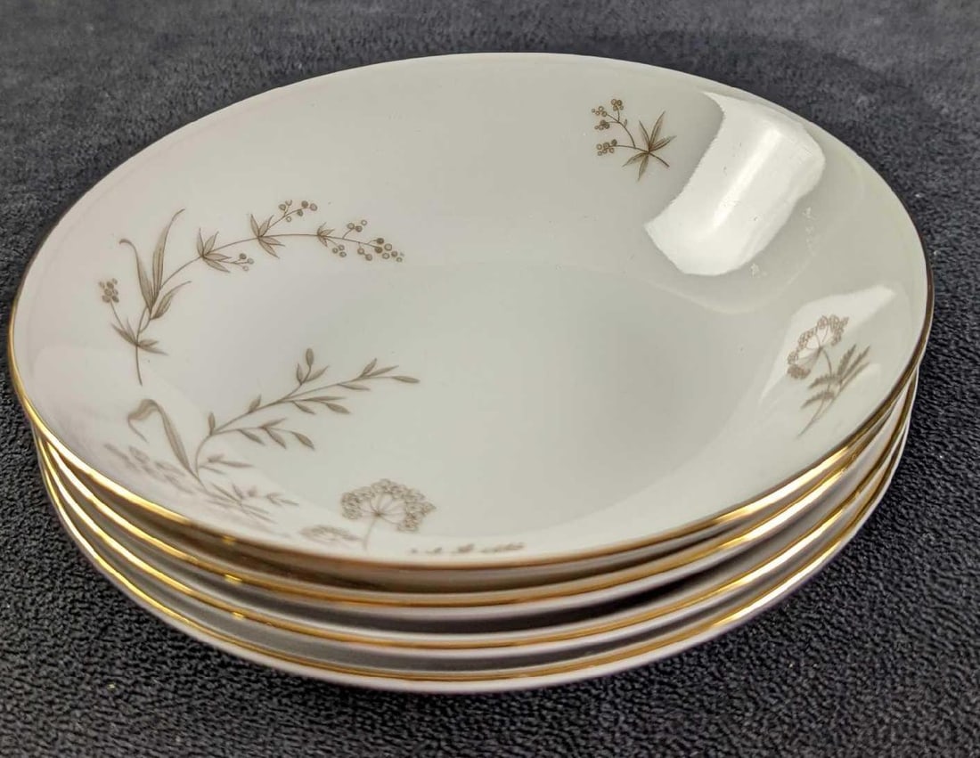 4 Vintage Johann Haviland Bavaria Germany Dessert Bowls: This lot consists of four Johann Haviland Germany Dessert Bowls. They feature a delicate floral pattern and gold-colored rim. The Gold color on the rim brings out the design inside the bowl. The