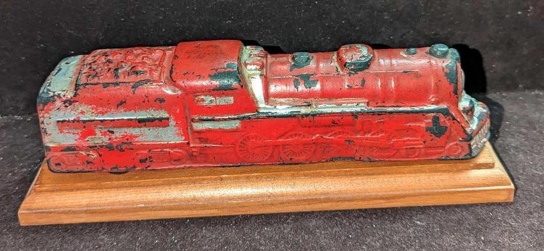 Vintage Arcor Toys Hard Rubber Locomotive Train: Vintage Arcor Toys Hard Rubber Locomotive Train. This is approx 9" x 1 3/4" x 2 1/4" and it weighs 0.76lb. The train has scratches, color-loss and two chips on the left side of the train. Comes with